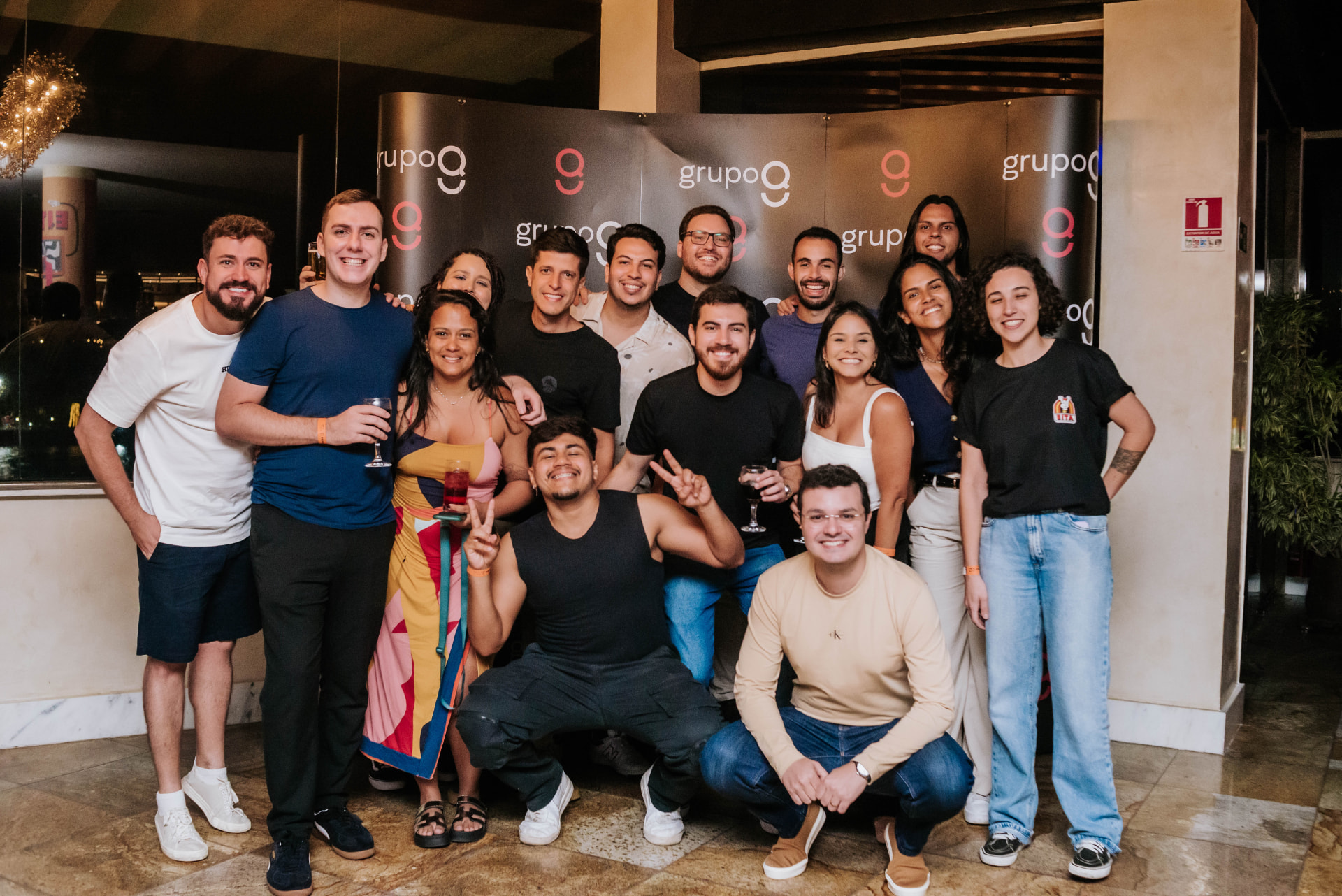 Time do GrupoQ reunido em confraternização