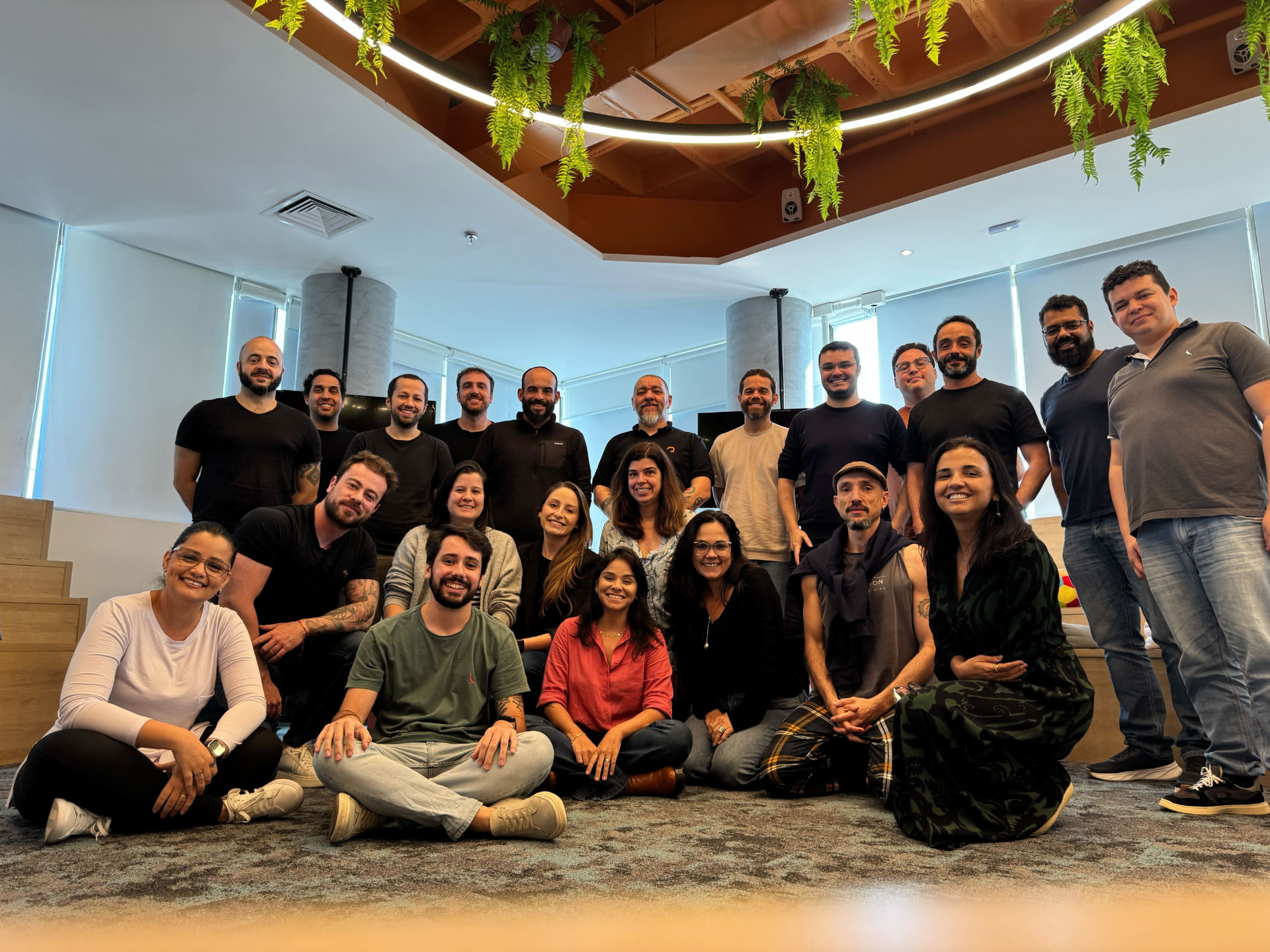 Time reunido em encontro presencial de produto
