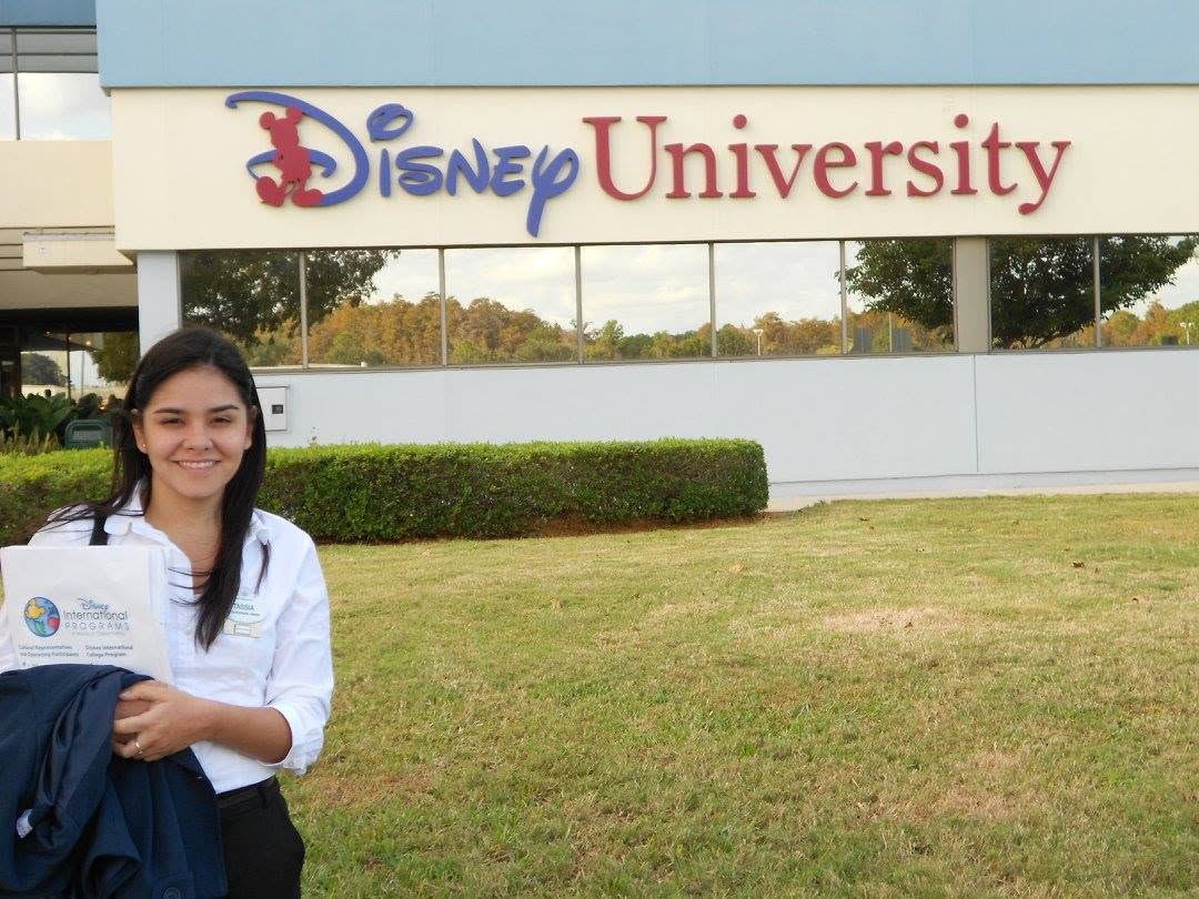 Tássia Pacheco em frente à Disney University