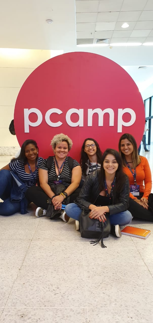 Grupo em frente ao painel do evento PCamp