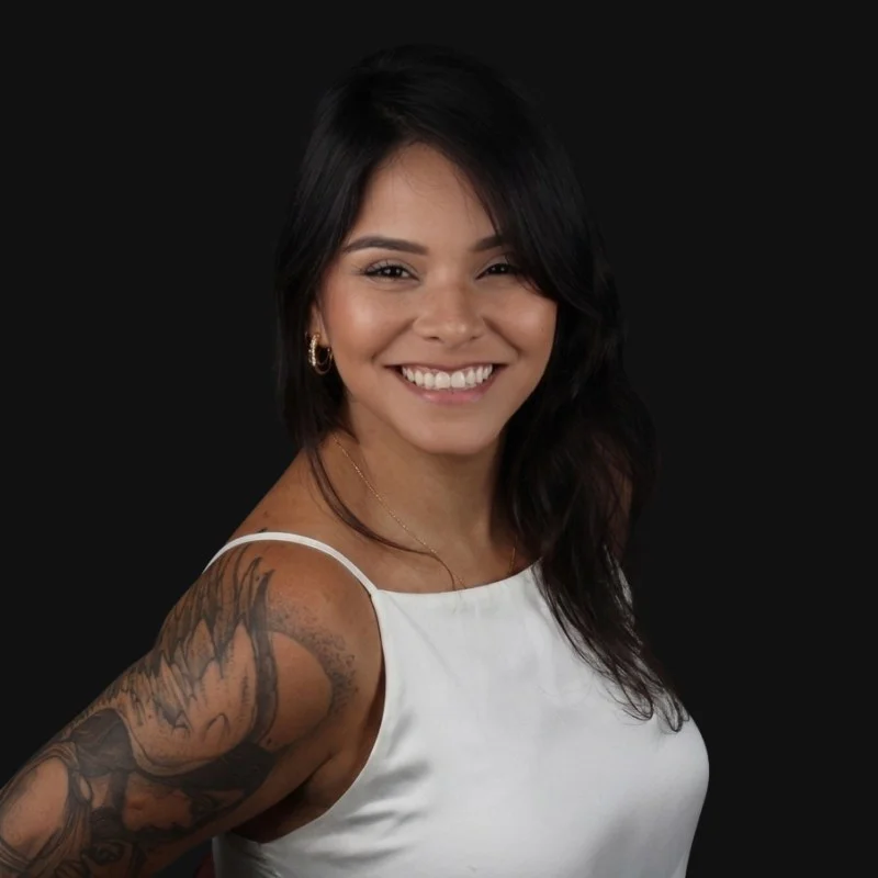 Tássia Pacheco sorrindo, retrato profissional
