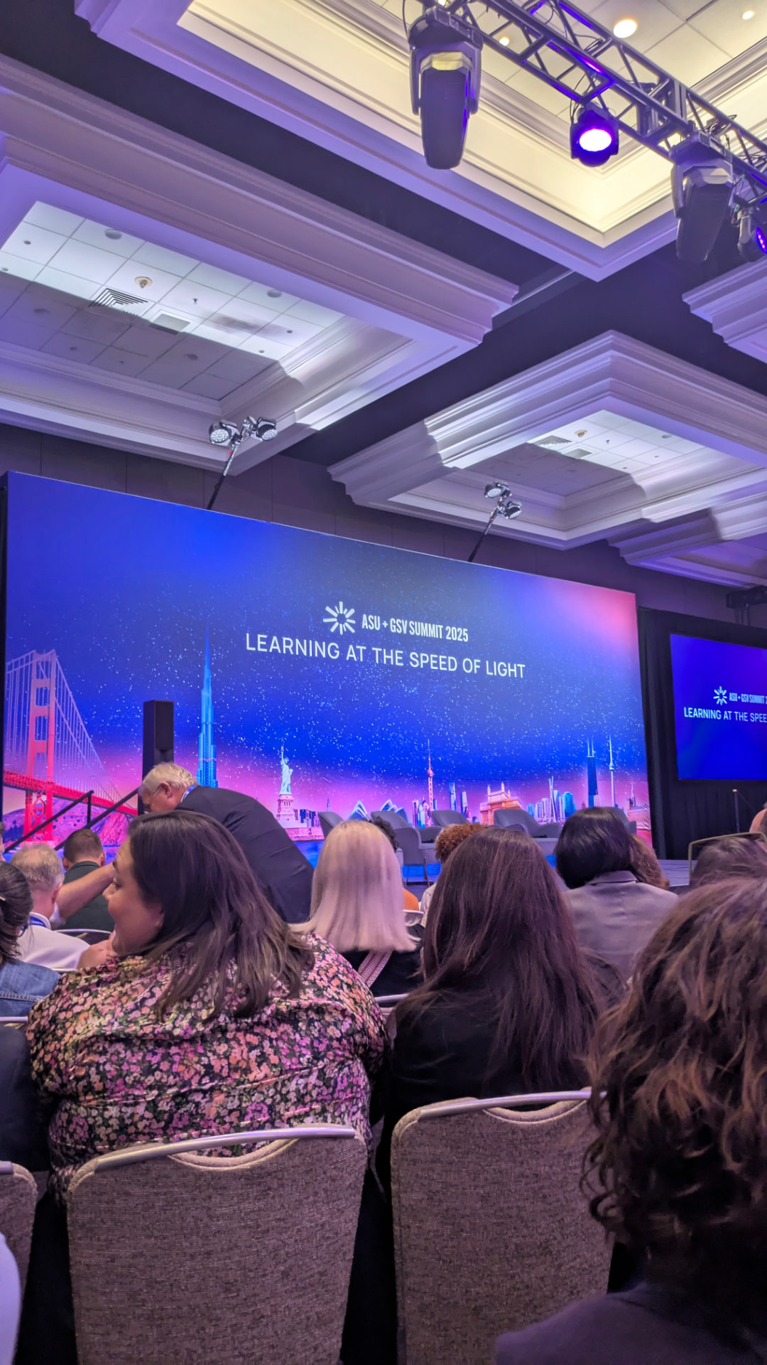 Palco do ASU+GSV Summit 2025